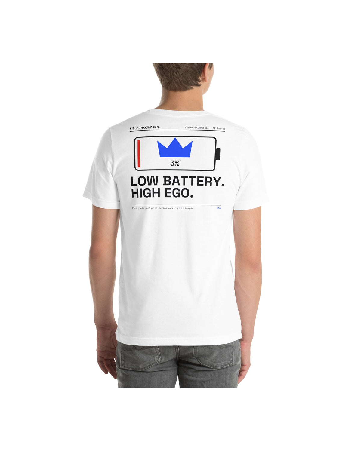 Biała koszulka Low Battery High Ego — na modelu