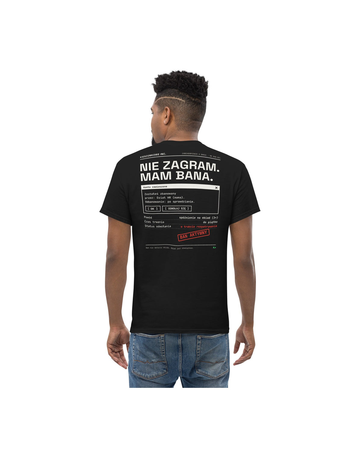 Czarna koszulka Nie zagram, mam bana — na modelu