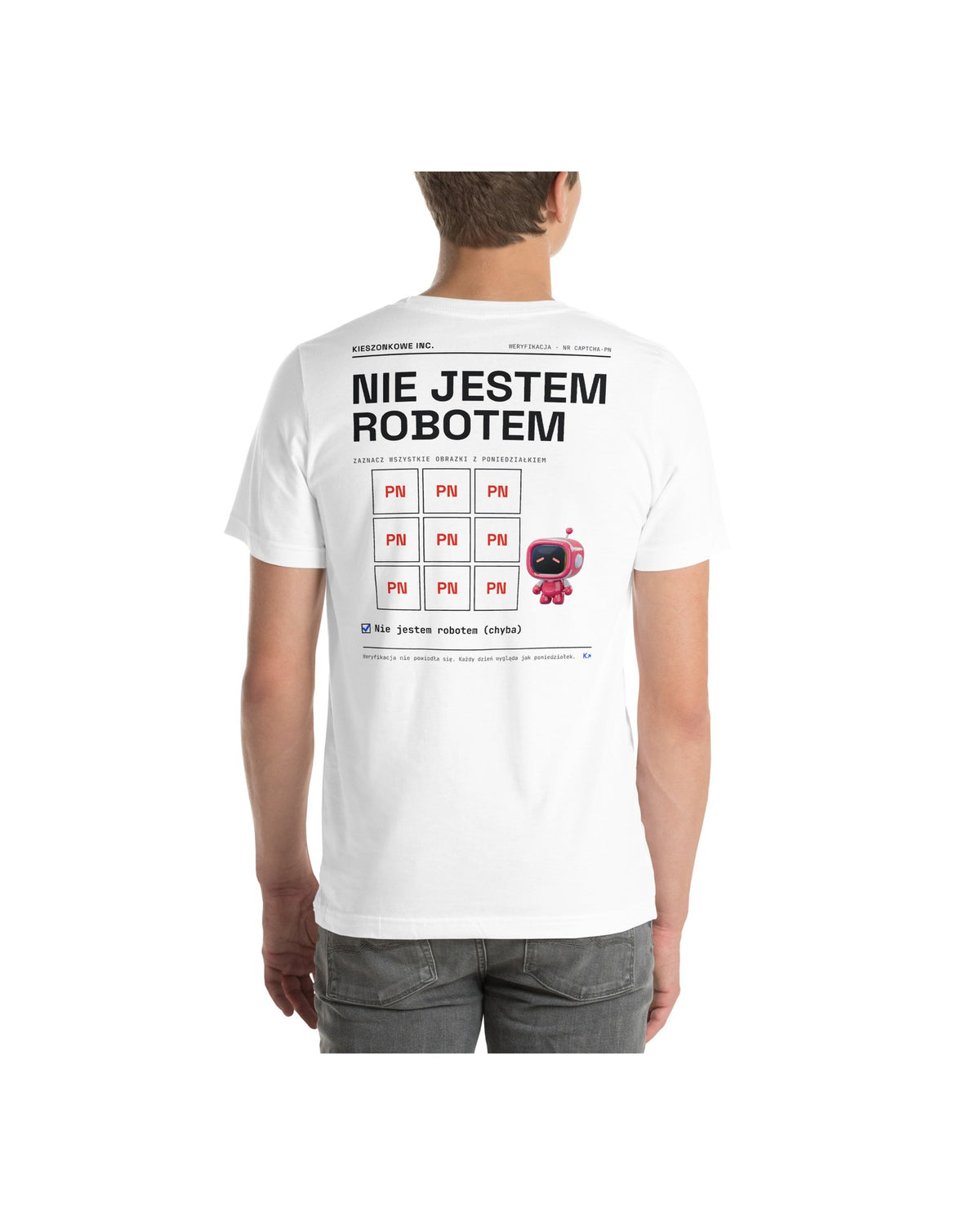 Biała koszulka Nie jestem robotem — na modelu