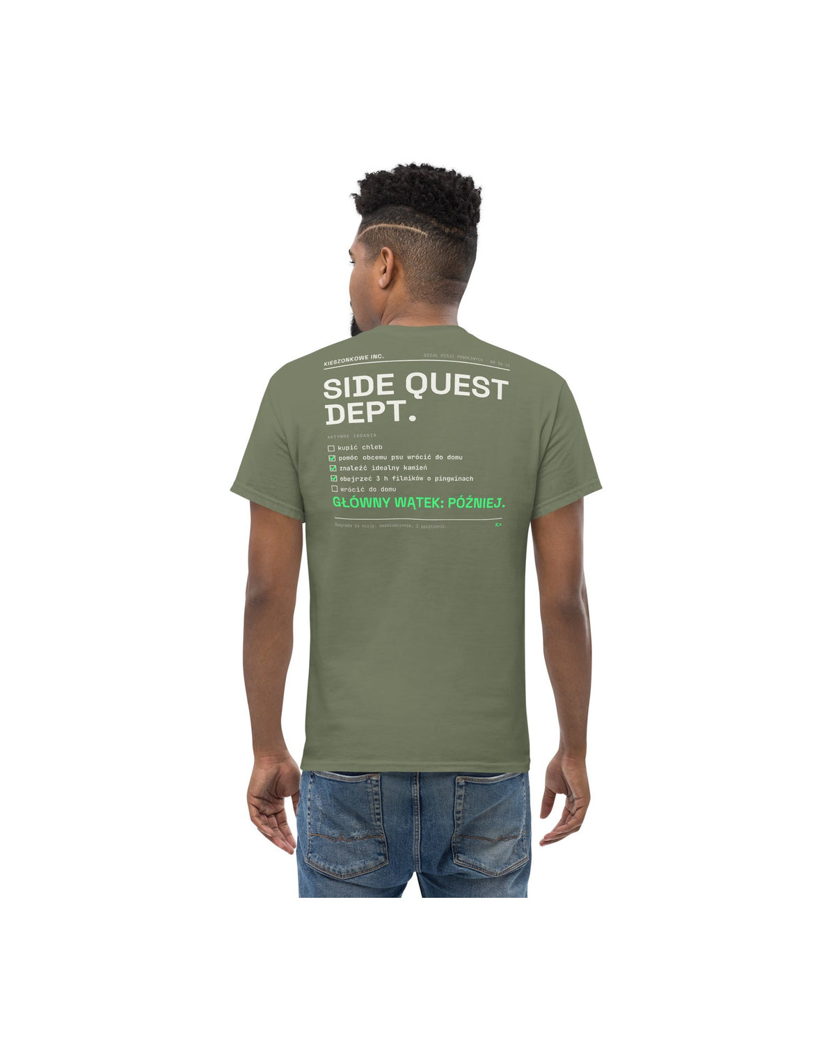 Zielona koszulka Side Quest Dept. — na modelu